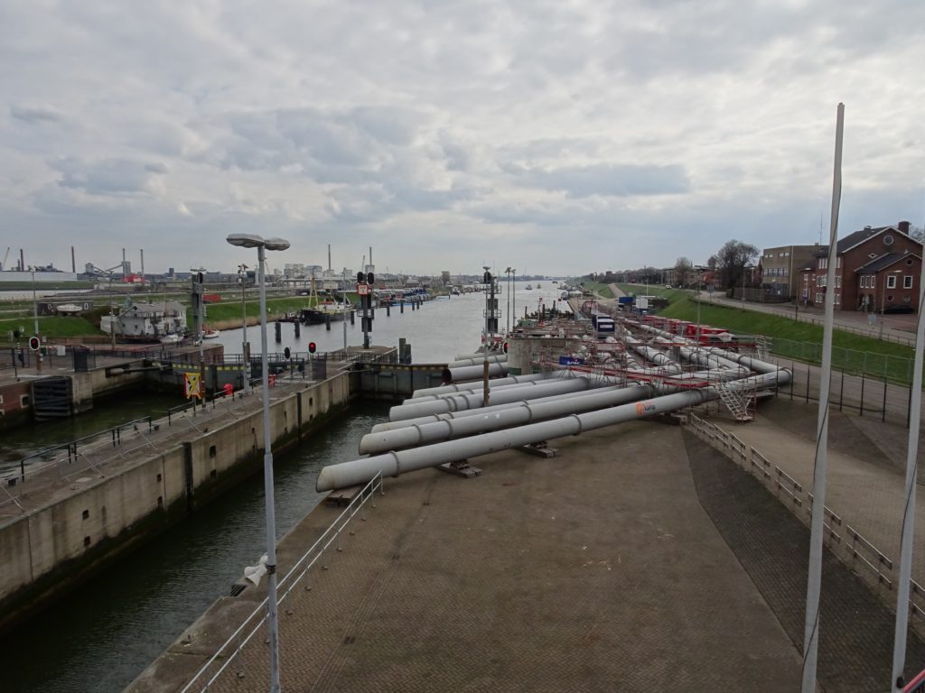 Kleine sluis IJmuiden met tijdelijke pompen