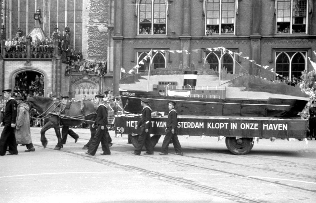 archieffoto Amports 1945 praalwagen in Amsterdam