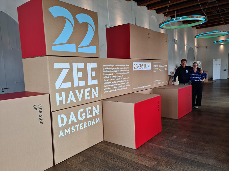 beurswand voor zeehavendagen amsterdam 2022. logo en tekst op verschillende kartonnen blokken