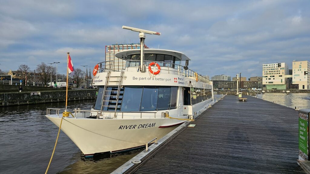 boot river dream vanaf de voorkant te zien. aan de kade